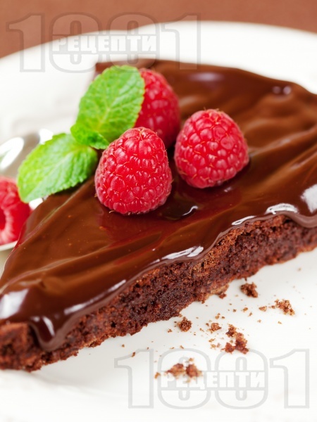 Шоколадов сладкиш с крем от нишесте и какао украсен с шоколадова глазура и малини - снимка на рецептата